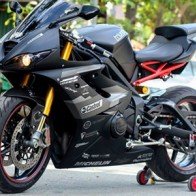 Triumph Daytona 650 sơn màu xám Lamborghini ở Sài Gòn