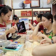 Giá vàng đồng loạt giảm trong ngày giao dịch đầu tuần