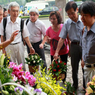 Cánh mày râu tất bật sắm quà trước giờ G