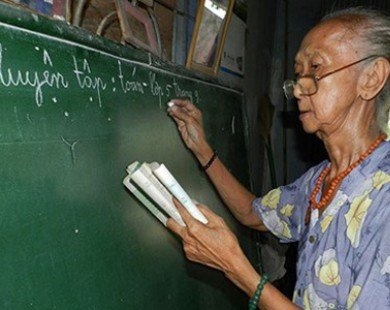 Bà giáo tuổi 70 của trẻ Khmer