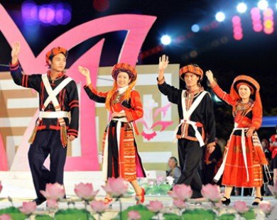 Liên hoan diễn xướng dân gian văn hóa dân tộc và trình diễn trang phục dân tộc
