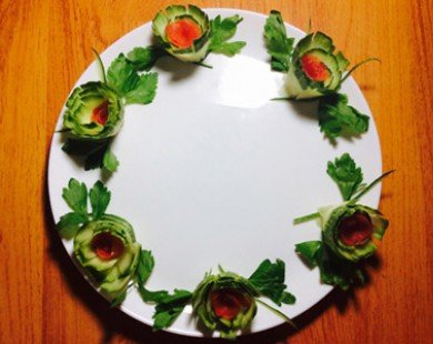 Trang trí đĩa ăn với hoa từ dưa chuột
