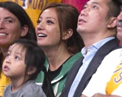 Vợ chồng Triệu Vy xem bóng rổ ở Mỹ cùng loạt sao Hollywood