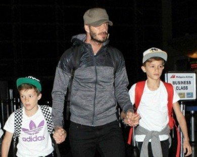 Con trai Beckham đeo ba lô có in logo Arsenal