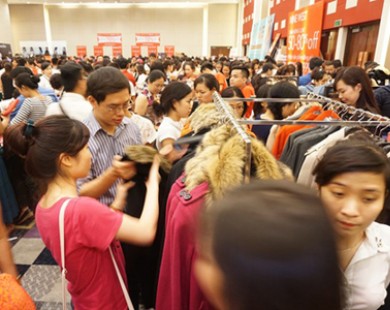 Dân sành điệu chen nhau phát khóc mua hàng hiệu giảm giá