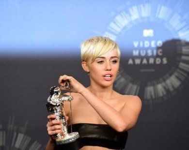 Ca sỹ Miley Cyrus trở thành gương mặt mới của MAC Viva Glam