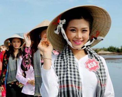 Thí sinh Hoa hậu Việt Nam duyên dáng áo bà ba tại Bạc Liêu