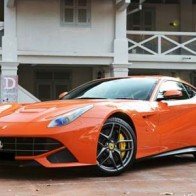 Siêu xe Ferrari F12 Berlinetta màu hiếm tại Singapore