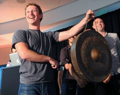 Tại sao Mark Zuckerberg chỉ mặc duy nhất một chiếc áo?