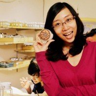 Đi máy bay, chi tiền triệu học làm phấn má, son môi