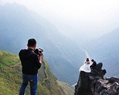 Nở rộ dịch vụ chụp ảnh cưới mạo hiểm trên đỉnh trời