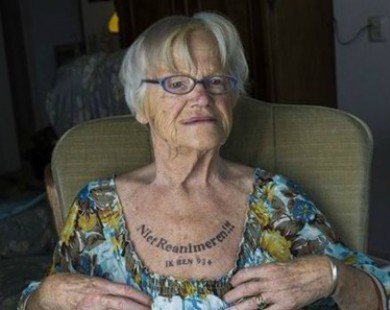 Cụ bà 91 tuổi xăm dòng chữ kỳ lạ trên ngực