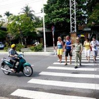 Nha Trang cử người đưa khách Tây qua đường