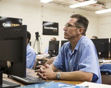 Sillicon Valley đào tạo tù nhân thành lập trình viên