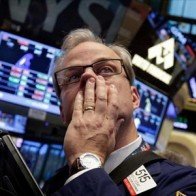 Rớt khỏi đỉnh, các chỉ số chứng khoán Phố Wall chìm trong sắc đỏ