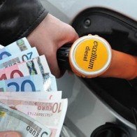 Giá dầu trượt sâu do hoài nghi khả năng OPEC cắt giảm sản lượng