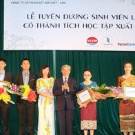 Tuyên dương sinh viên Lào có thành tích học tập xuất sắc