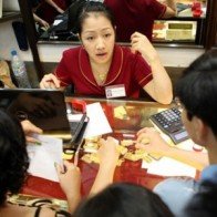 Vàng trong nước giảm nhẹ, USD vẫn tiếp tục tăng giá