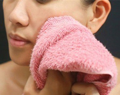 Sai lầm nghiêm trọng khi rửa mặt bằng khăn