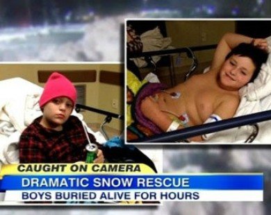 Hai cậu bé sống sót sau 8 giờ bị chôn vùi trong tuyết
