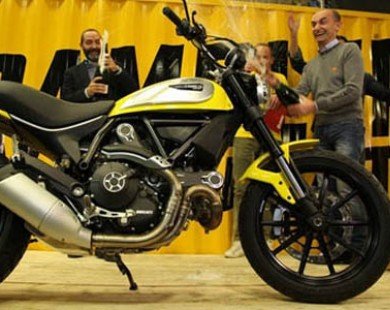 Chiếc xe giá “mềm” Ducati Scrambler đầu tiên xuất xưởng tại Ý