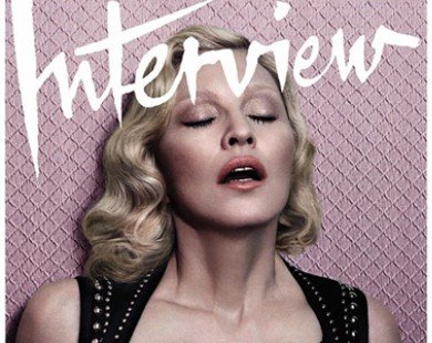 ’’Nữ hoàng nhạc Pop’’ Madonna khoe ngực trần ở tuổi U60