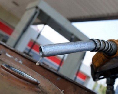 Giá dầu thế giới giảm sau khi Saudi Arabia hạ giá dầu xuất khẩu