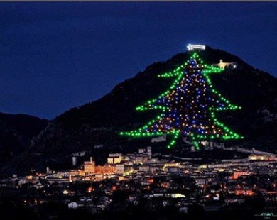 Choáng ngợp cây thông Noel nhân tạo cao bằng ngọn núi