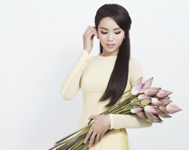 Hoa hậu Nguyễn Cao Kỳ Duyên khoe sắc với sen hồng