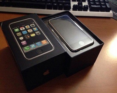 Khui hộp iPhone 2G mới tinh với giá nửa tỷ
