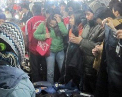 Hàng hóa tại chợ đêm sinh viên: Tiền “thật”, chất lượng “ảo”