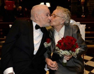 Tìm lại và cưới nhau sau 70 năm xa cách nhờ... Facebook
