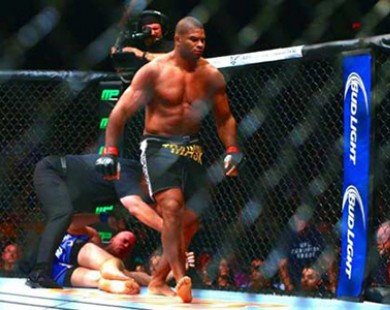 UFC: Võ sỹ khổng lồ dùng chiêu “lấy thịt đè người”