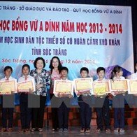 60 học sinh dân tộc Khmer nghèo nhận học bổng Vừ A Dính