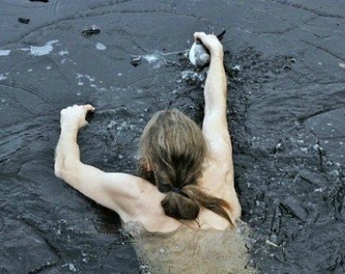Người đàn ông dũng cảm lao xuống hồ đóng băng để cứu chú vịt
