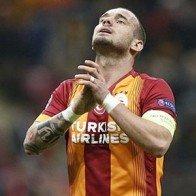 Man City quyết giành Sneijder với Man United