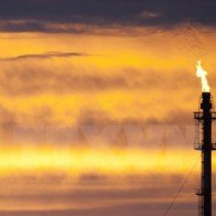 Giá dầu phục hồi nhờ đồng ruble ổn định và dự trữ dầu của Mỹ giảm