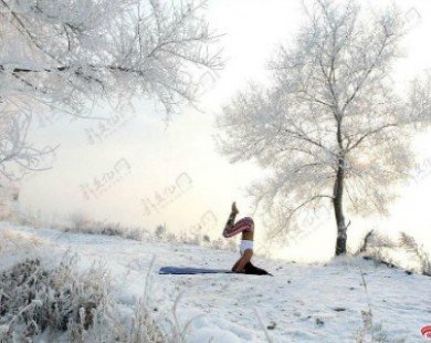 Cô gái chơi trội khi tập Yoga ngoài trời giá lạnh âm 30 độ C