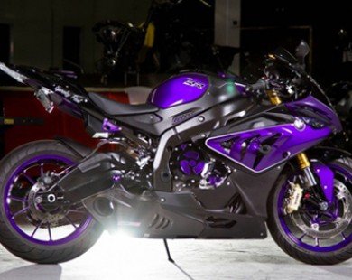 Siêu môtô BMW S1000RR bắt mắt hơn bao giờ hết với màu tím ánh kim