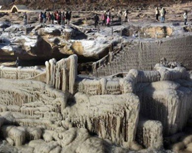 Kỳ thú thác nước đóng băng ở Trung Quốc