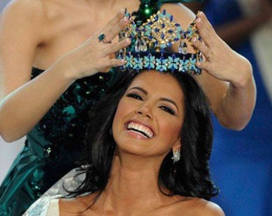 Hoa hậu Thế giới 2011 Ivian Sarcos đến Việt Nam ngồi 