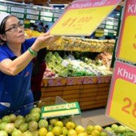Siêu thị đồng loạt giảm giá trái cây, rau củ