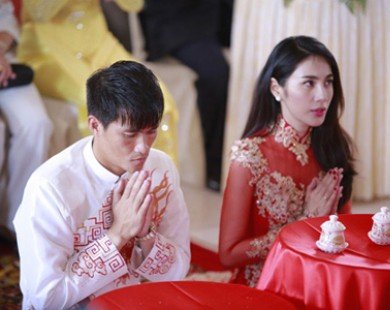 Thủy Tiên mắt rân rấn nước khi làm lễ cưới tại chùa