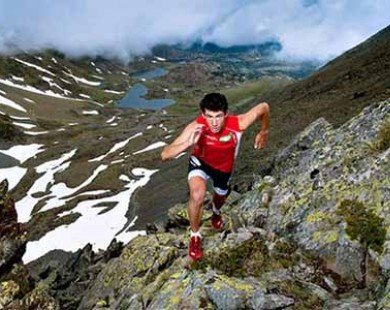 Chinh phục núi cao 6962m, VĐV phá kỷ lục thế giới