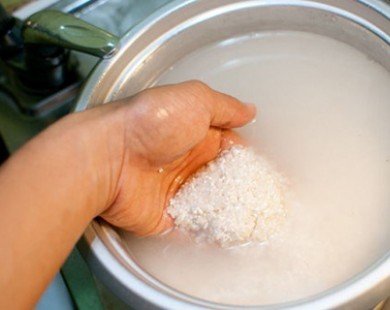 Công dụng bất ngờ của nước vo gạo trong nấu ăn