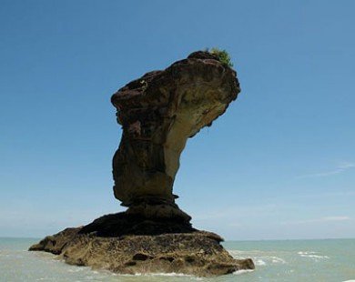 10 bãi biển có mỏm đá đẹp nhất thế giới