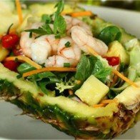 Đẹp mắt ngon miệng với món Salad tôm dứa