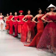 Hai quán quân Project Runway "tung chiêu" với thiết kế Futuristic