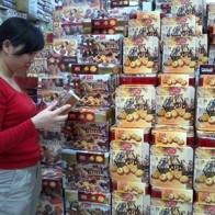 Cẩn trọng khi chọn bánh kẹo nhập khẩu ngày Tết Ất Mùi