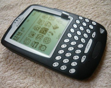 Smartphone ’cục gạch’ của Blackberry vẫn đắt hàng